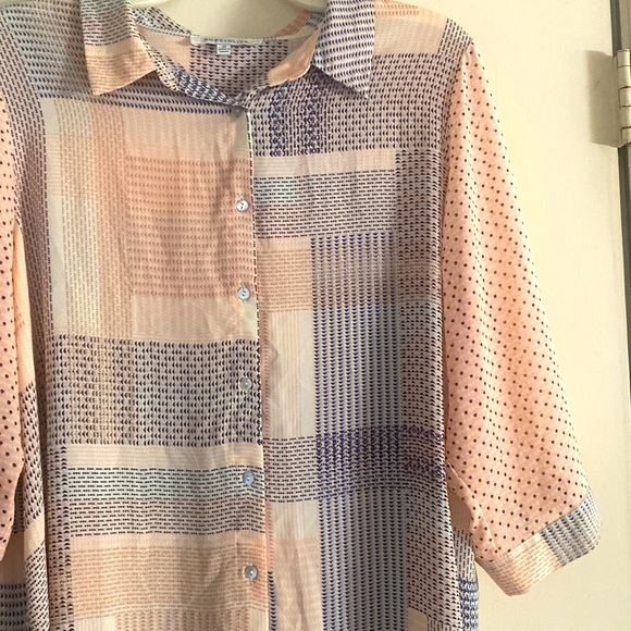 ❤️NWOT.  Rose+Olive lightweight and flowing abstract design blouse.  Size: 1X. - Picture 3 of 10